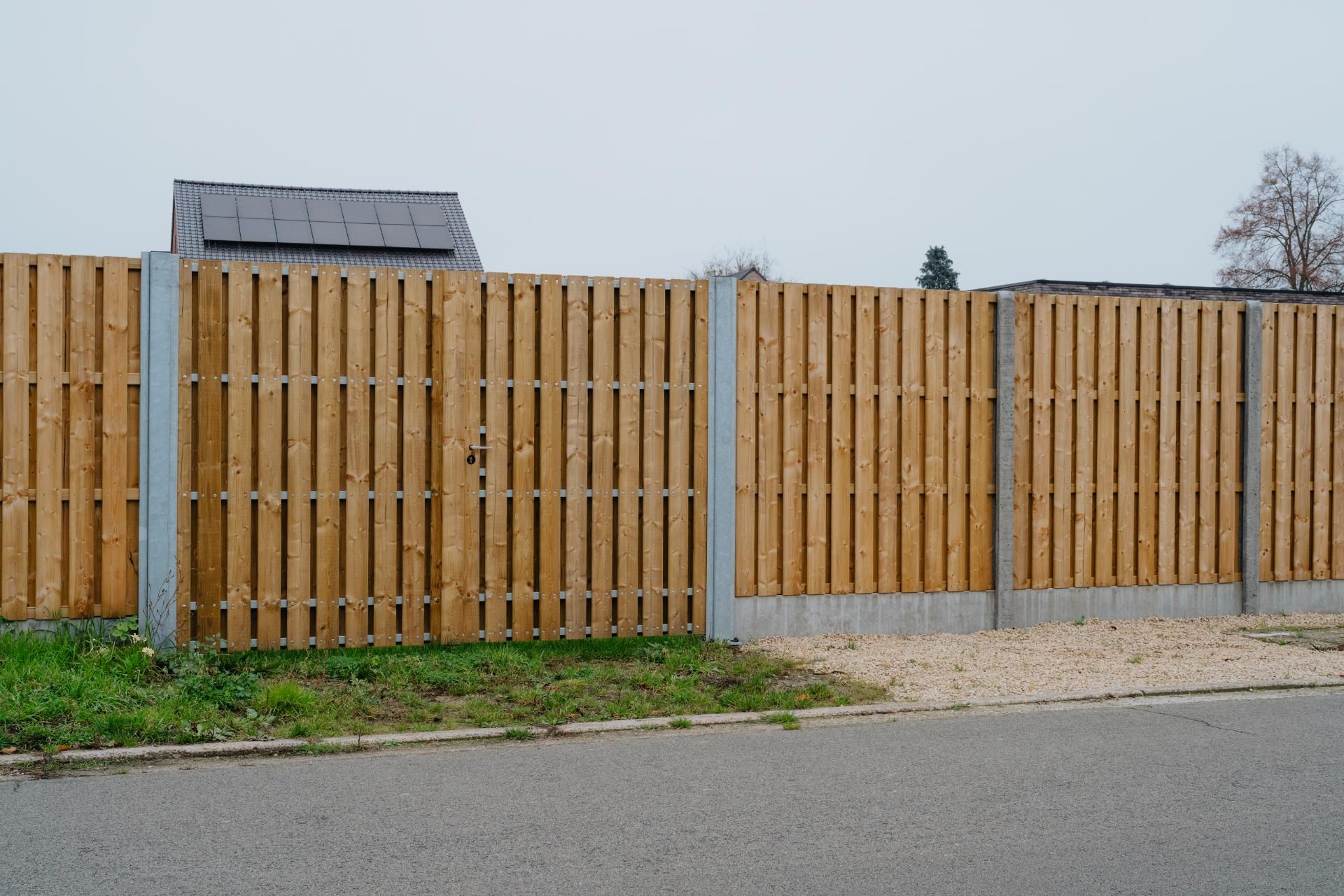 Schutting met deur faassen hekwerken