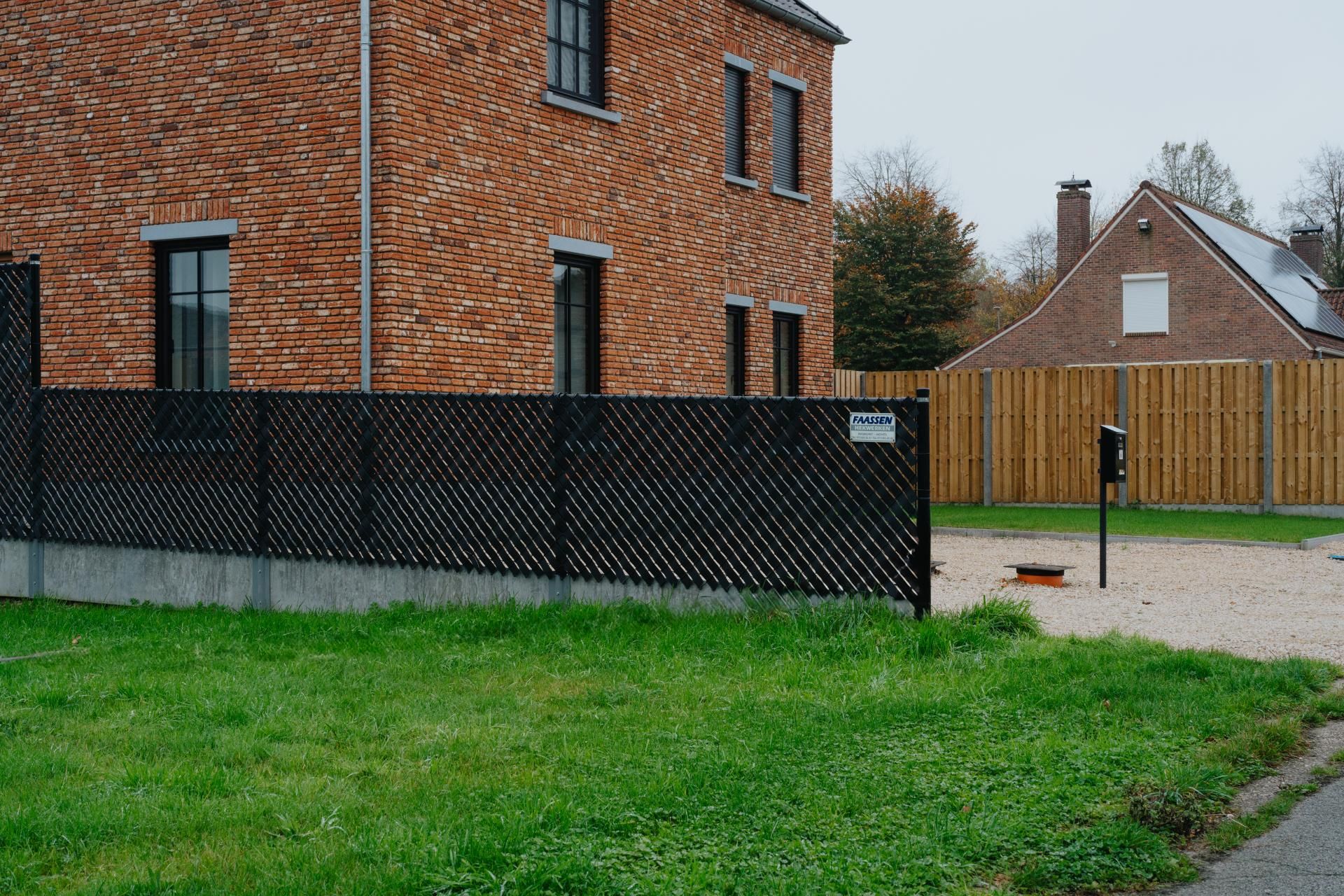 Gevlochten gaashekwerk bij oprit gerealiseerd door faassen hekwerken