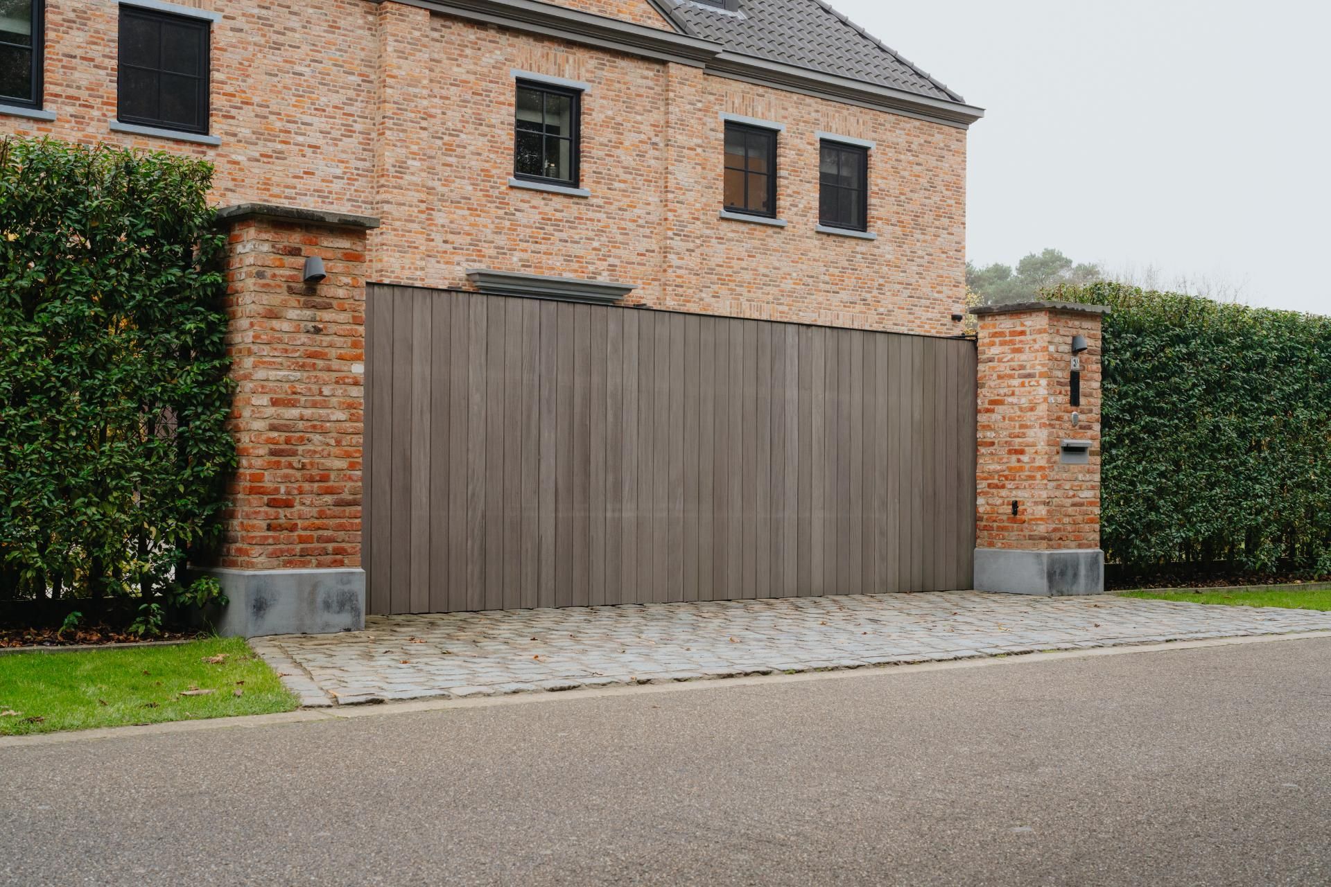 Poort aan oprit van faassen hekwerken